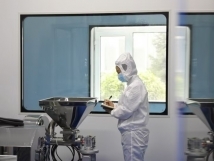 不負(fù)秋日好時光 ，亞歐廠里生產(chǎn)忙， 機(jī)器轟鳴干勁足，熱火朝天普新章！